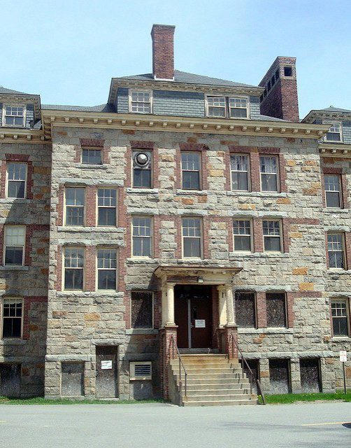 The hospital campus was listed as ‘Worcester Asylum and related buildings’ on the National Register of Historic Places. Author: Sean – Flikr CC BY-ND 2.0