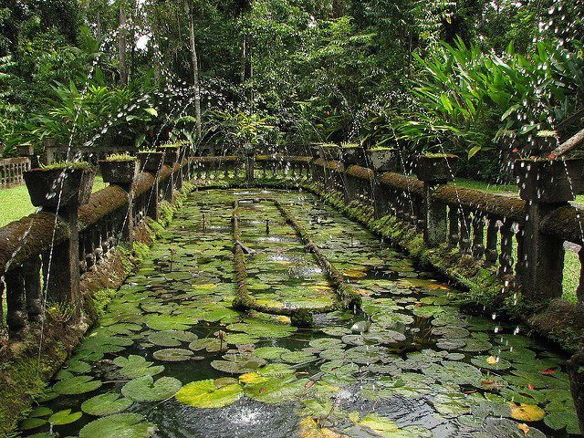 In 1933, Paronella installed a hydro-electric plant, the first (privately owned) in Queensland, on the waterfall in the park. Author: Rob and Stephanie Levy CC BY 2.0