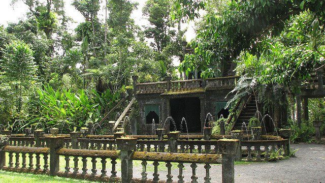 More than 7,000 trees were planted surrounding their home and castle. Author: Rob and Stephanie Levy CC BY 2.0