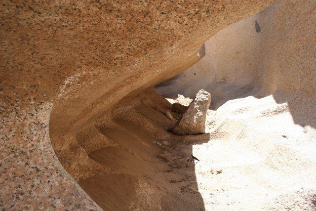 In the pit of a smaller unfinished obelisk we can see the marks left by whatever tools were used to shape it. Diorite balls would be very ineffective at trying to achieve this, as they would tend to wear almost as fast as the granite surface