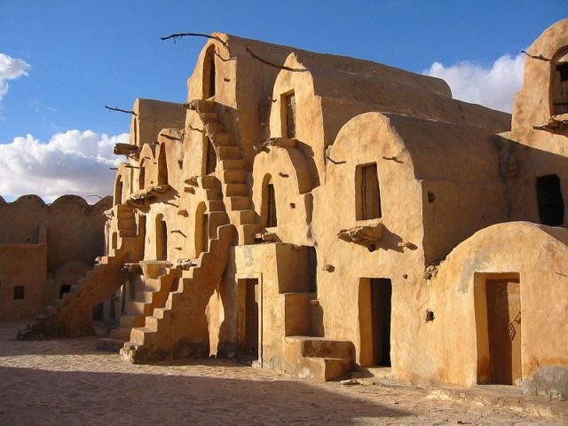 Ksar Ouled Soltane ghorfas. Author: Ian Sewell  CC BY SA3.0