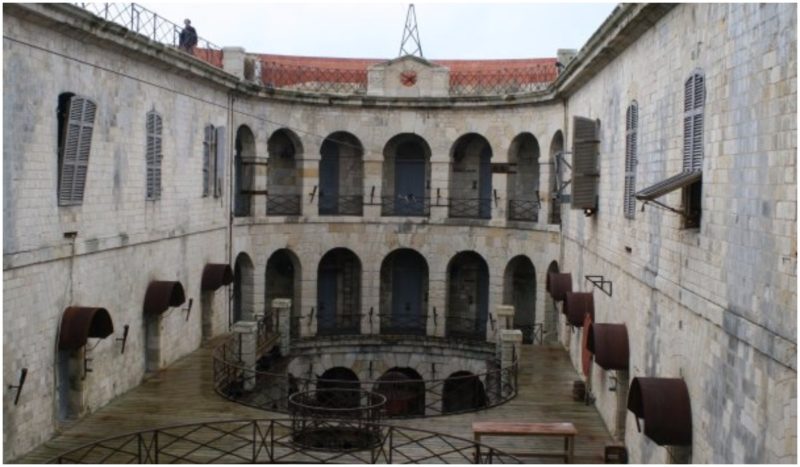 The interior of Fort Boyard, Author: Bmarceau, CC BY-SA 4.0