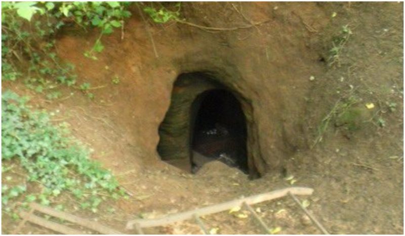 Entrance to the caverns. Author Richard Law - CC BY-SA 2.0