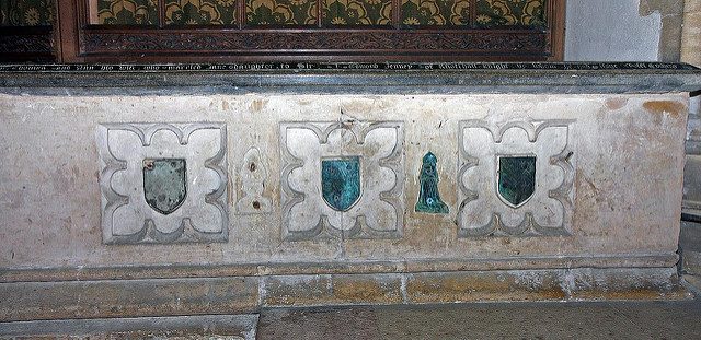 15th-century tomb chest to William and Janet Playters. It has some very nice brass on the front side. Author: Brokentaco CC BY 2.0