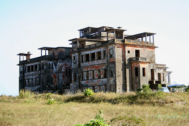 Bokor Palace Hotel in 2007. Mat Connolley, CC BY-SA 2.5