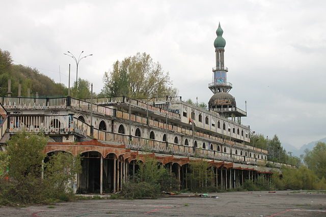 The minaret in Consonno. Author: Marco Sbroggiò CC BY-SA 4.0