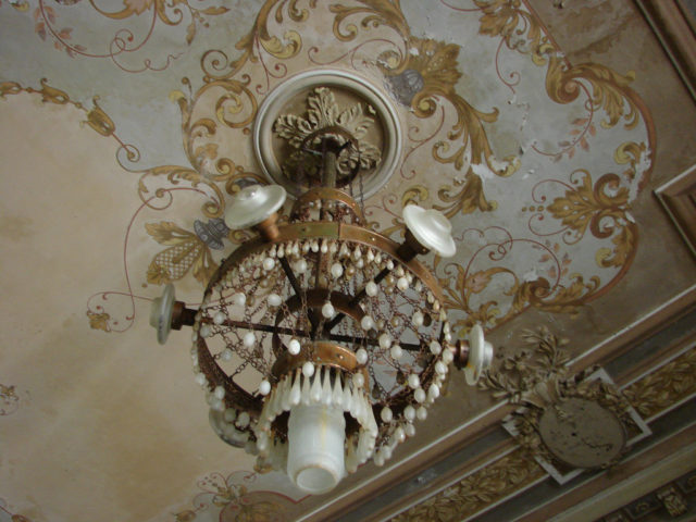 Art Nouveau chandelier.Author: John Morn CC BY 2.0