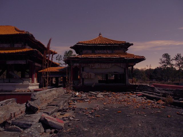 The decaying Imperial Palace in Splendid China, Orlando. Author: avhell CC BY 2.0