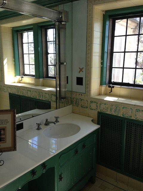 Greystone bathroom.Author: adpowers CC BY 2.0