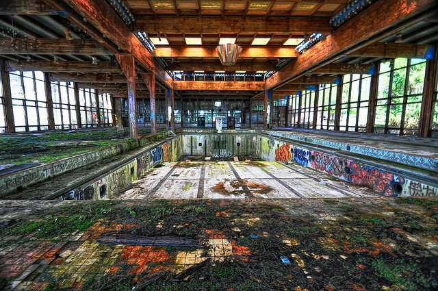 The empty pool, Grossinger’s Catskill Resort, New York. Author: Forsaken Fotos CC BY2.0