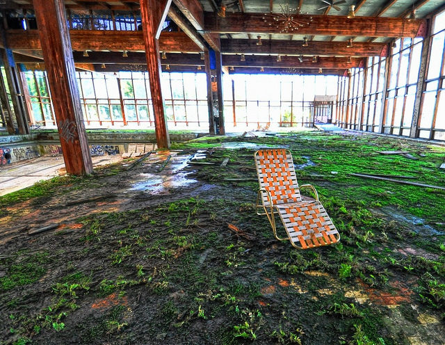 Pool chair, Grossinger Catskill, New York. Author: Forsaken Fotos CC-BY2.0