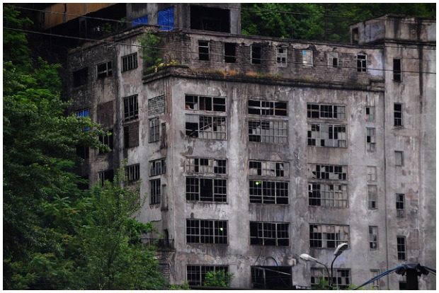 Abandoned factory in Chiatura.  Panegyrics CC BY 2.0