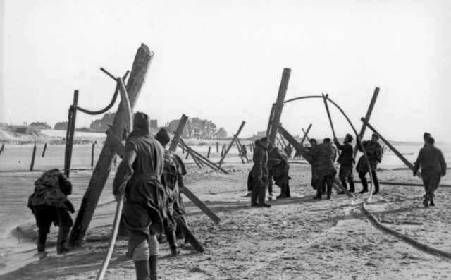 German soldiers placing landing craft obstructions. Author: Bundesarchiv, Bild 101I-297-1716-28 / Schwoon / CC-BY-SA 3.0