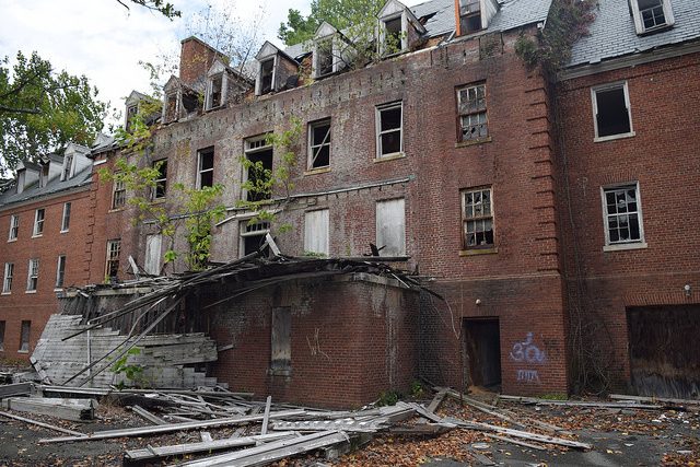 Glenn Dale Tuberculosis Hospital entrance.Author: Preservation Maryland CC BY-SA 2.0