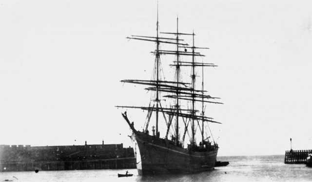 Peter Iredale entering a port. 