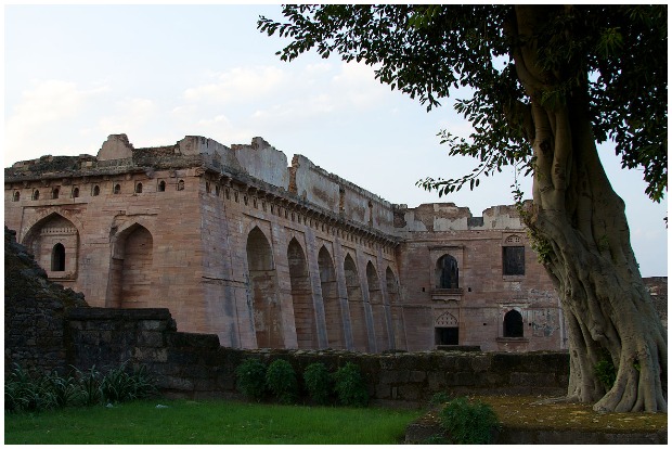 The distinctive sloping walls of the Hindola-Mahal (Swinging Palace). McKay Savage CC BY 2.0