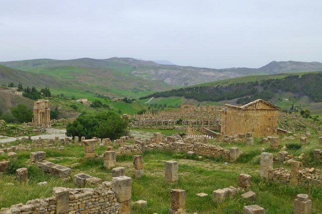 Ancient ruins in the foreground and an inhabited mountain village on the distant hillside. Djémila, Algeria. Author: Yves Jalabert – Flickr CC BY-SA 2.0