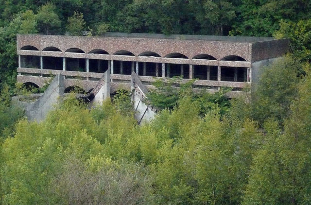 Further exterior view of the seminary. Author: Mad4brutalism CC BY-SA 3.0 