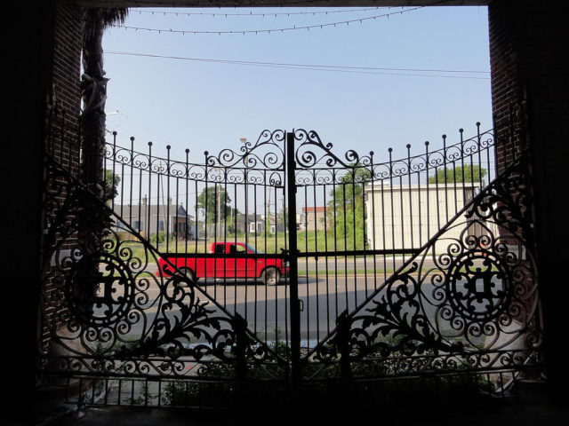 Dixie Brewery, New Orleans. View out the main gate towards Tulane Avenue. Author: Bart Everson CC BY 2.0