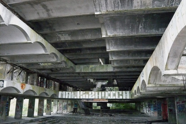 View through the seminary from ground level. Author: Mad4brutalism CC BY-SA 3.0 