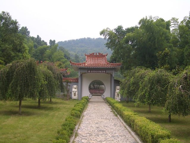 As almost any major tourist area in China, Project 131 has a garden – above the ground, of course. Author: Vmenkov CC BY-SA 3.0
