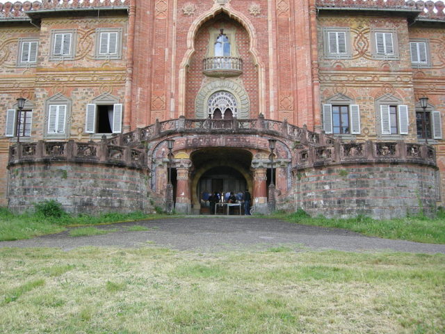 Sammezzano Castle front. – By Sailko – CC BY-SA 3.0