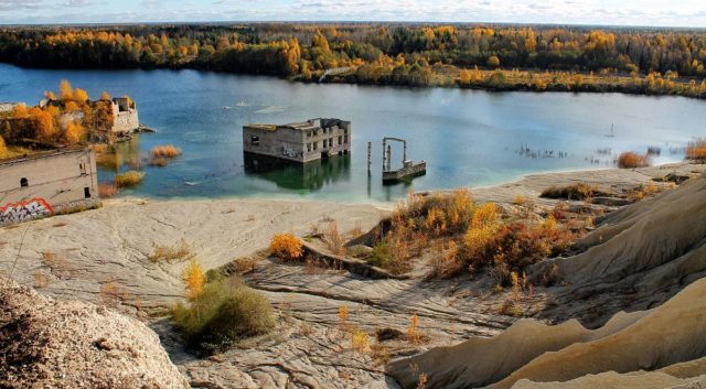 Rummu quarry in October 2013 as seen from the spoil tip. Author: Rita Helisma CC BY-SA 3.0