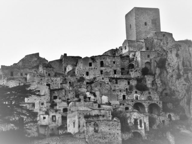 Craco, black and white. Author: Mauro Cacciola CC BY 2.0