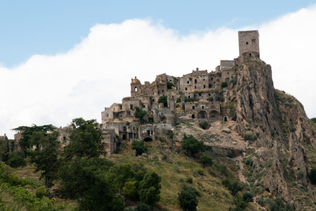 Craco built on rocks. Author: Martin de Lusenet CC BY 2.0