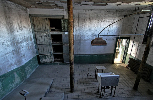 Ellis island Hard Hat Tour 2014. Forsaken Fotos, CC BY 2.0