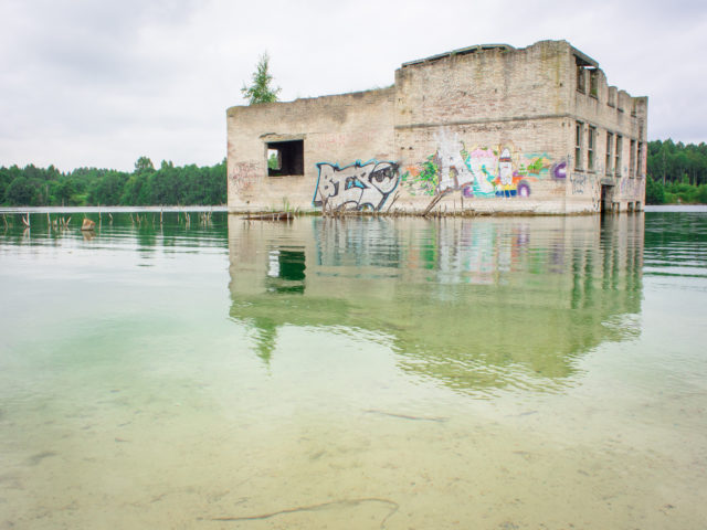 Graffiti on the abandoned quarry building. Author: wwikgren CC BY 2.0