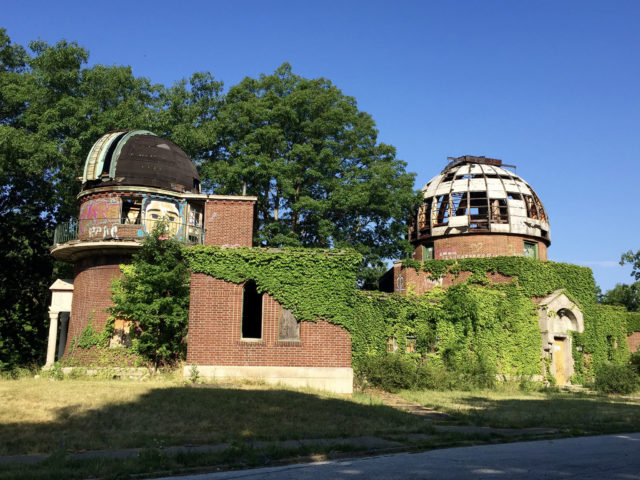 Full view of the facility with its two domes. Author: Mark Souther CC BY-SA 2.0