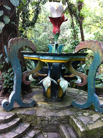 Surreal fountain. Author: Tereturix CC BY-SA 3.0 