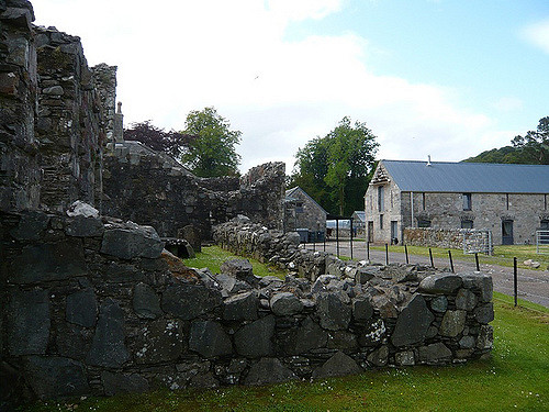 Ardchattan Priory and a neighboring farm. Author: goforchris CC BY-ND 2.0