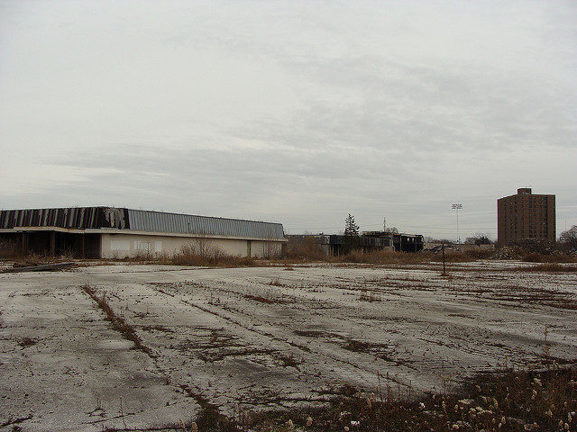 Exterior of Dixie Square Mall in Harvey, Illinois – Blues Brothers (Movie Location). A Syn, CC BY-SA 2.0