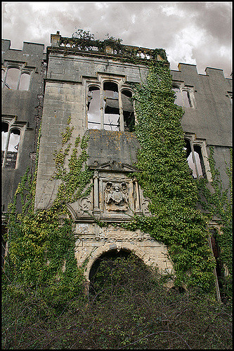 Ruperra Castle, reclaimed by nature. – By Capt’ Gorgeous – CC BY 2.0