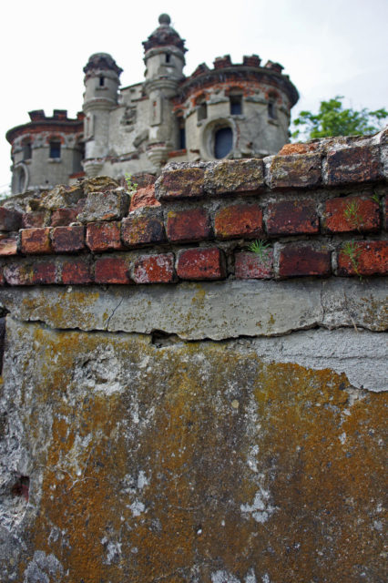 Wall surrounding the house. Author: H.L.I.T. CC BY 2.0