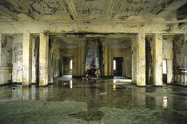 Inside the damaged Bokor casino. Author: nicolas pascarel CC BY 2.0