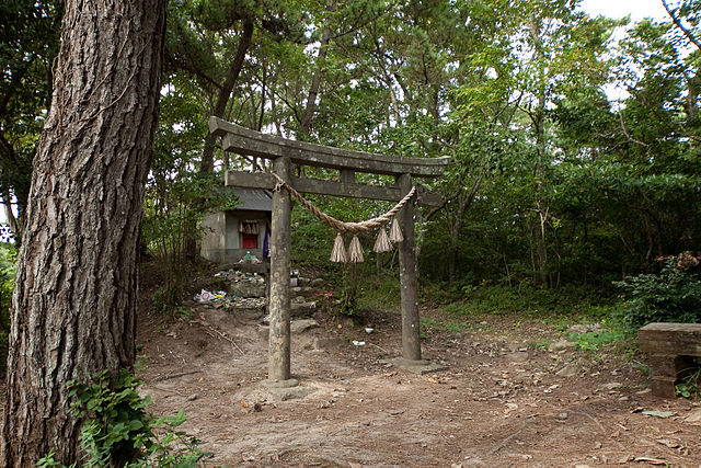 The legend says that fishermen were collecting rocks, and a stray rock fell and killed one of the cats. Feeling sorry for the loss of the cat, they buried it and at that same spot built a shrine in memory.