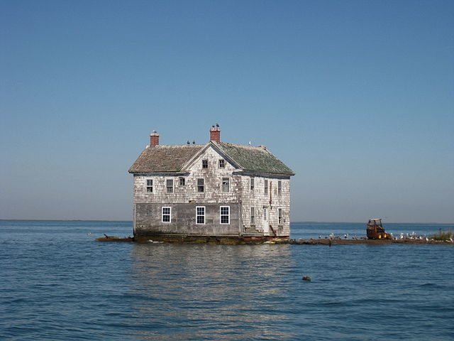 The last house on Holland Island in Chesapeake Bay as it stood in October 2009. This house fell into the bay in October 2010. Author: baldeaglebluff CC BY-SA 2.0