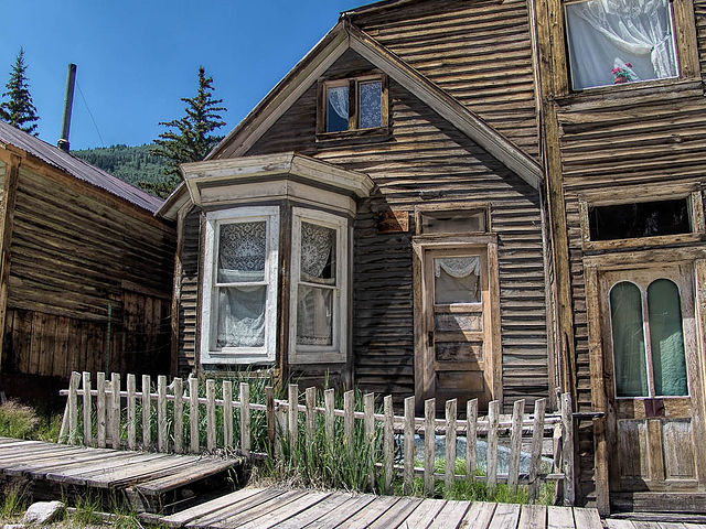 House with bay window. Author: John S. Hirth CC BY-SA 3.0