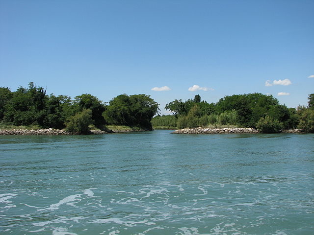 Poveglia: canal between the two separate parts. Author: Chris 73 CC BY-SA 3.0