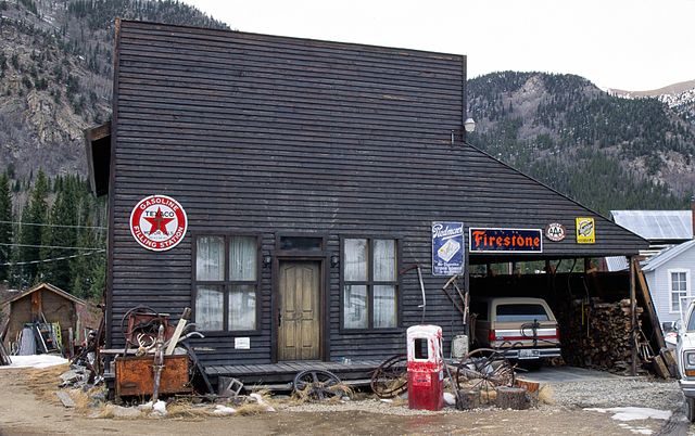 Gasoline filling station. Author: Darekk2 CC BY-SA 3.0