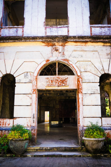 Entrance to the dining hall. Author: pacazano CC BY-ND 2.0