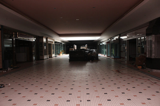 Inside the abandoned Cloverleaf Mall in Chesterfield, VA. Will Fisher, CC BY-SA 2.0