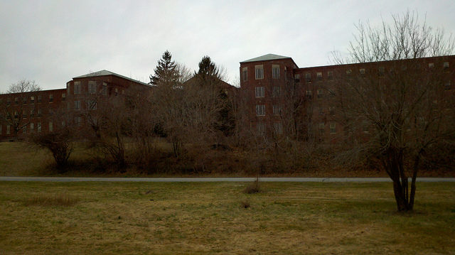 Kings Park Psychiatric Center – Kings Park, New York. Photo Credit:  Dougtone, CC BY-SA 2.0