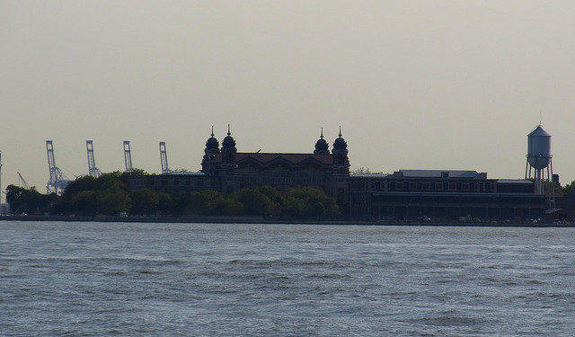Ellis Island from Battery Park City, Manhattan, New York. Author: Ken Lund CC BY-SA 2.0