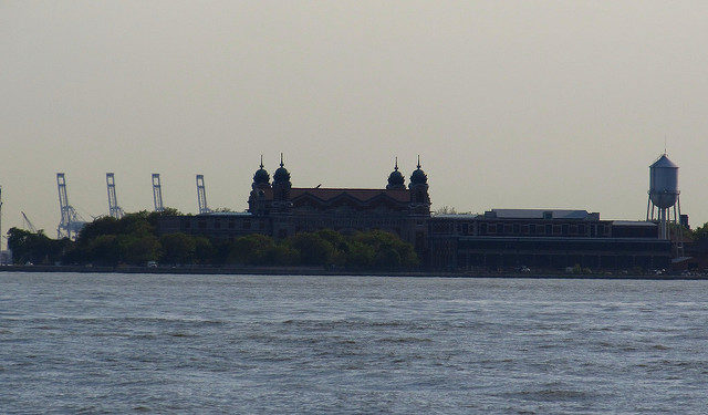 Ellis Island from Battery Park City, Manhattan, New York. Ken Lund, CC BY-SA 2.0