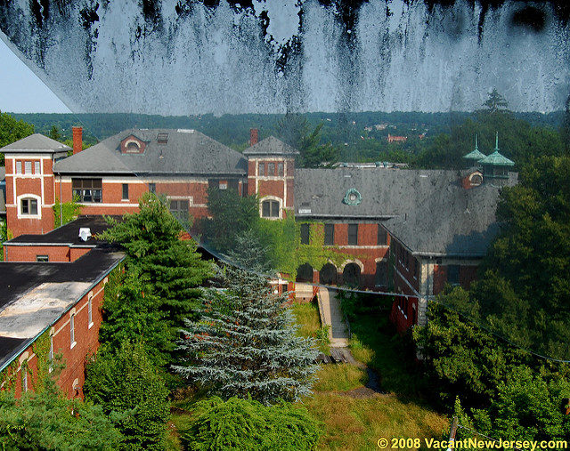 A look trough one of the windows. Author: Justin Gurbisz CC BY-ND 2.0