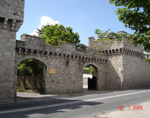 Gwrych Castle Gatehouse. – By Dot Potter – CC BY-SA 2.0